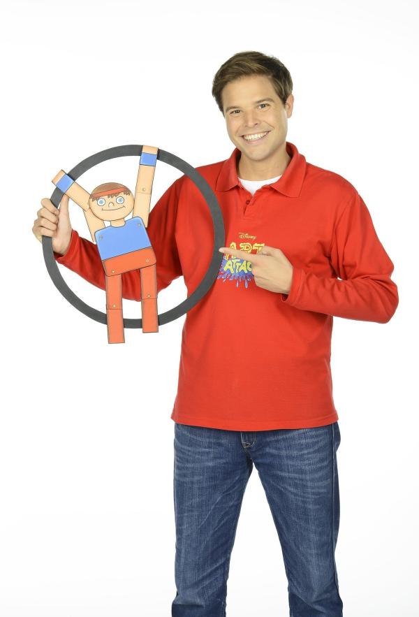 Bild 1 von 11: Stifte, Kleber, fertig, los! Das große Basteln beginnt wieder - mit brandneuen Folgen von Art Attack. Moderator Nicolás Artajo führt die kleinen Zuschauer in seine bunte Bastelwelt und verwandelt Alltagsgegenstände in tolle Kunstwerke. Er zeigt, wie man mit wenigen Hilfsmitteln wunderschöne Projekte umsetzt. Damit seine Zuschauer es ihm gleichtun können, wird jeder Handgriff genau erklärt. Schritt für Schritt zeigt Disney Art Attack, wie man aus unscheinbaren Haushaltsgegenständen wie leeren Küchenpapierrollen, Pappkartons, leeren Joghurtbechern und Zeitungspapier die tollsten Sachen zaubert. Dabei wird nicht nur die Fantasie der kleinen Zuschauer angeregt, auch die kreativen und motorischen Fähigkeiten werden gefördert. Nicolás hat sich auch für die elfte Staffel wieder einiges vorgenommen: Neben Big-Band-Instrumenten, einer Piratentaverne aus Holzstäbchen oder dreidimensionalen Hügelbildern und einem Lenker-Clown für den Roller oder das Fahrrad werden auch fliegende Topfpflanzen nachgebastelt.