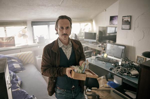 Bild 1 von 21: Ferdinand Zankl (Michael Ostrowski) durchsucht die Wohnung.