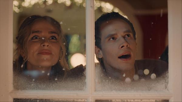 Bild 1 von 5: Mina (Julie Van den Steen) und Jens (Flor Van Severen) freuen sich über die Schneeflocken - und ihr erstes echtes Date.