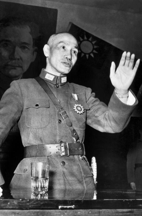 Bild 1 von 3: Im Jahr 1949 flüchtet Chiang Kai-shek mit 600.000 Mann nach Taiwan und errichtet dort ein autoritäres Regime.