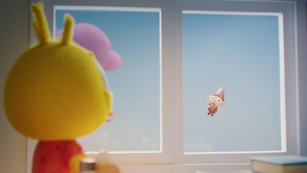 Bild 1 von 2: Karla (links) beobachtet, wie die unsichtbare Molly ihren besten Freund Bob (rechts) aus Rache durch die Luft wirbelt.