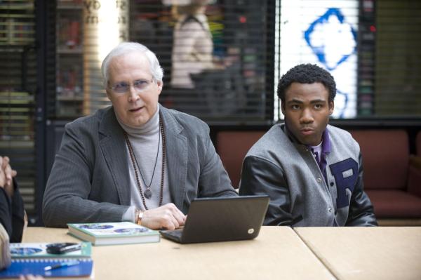 Bild 1 von 38: Um die hübsche Britta für sich zu begeistern, gründet Jeff eine Spanisch-Lerngruppe zu der auch Pierce (Chevy Chase, l.), Troy (Donald Glover, r.), beitreten. Die Community ist geboren!