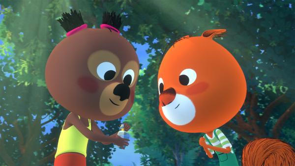 Bild 1 von 2: Luzie und Edmund sind glücklich über das Parfum von Luzies Mama.