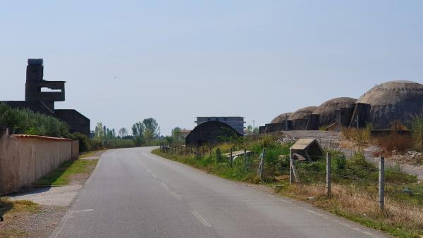 Bild 1 von 2: Noch immer stehen gewaltige Bunker in allen Teilen Albaniens - hier eine Geschützbunker-Anlage.