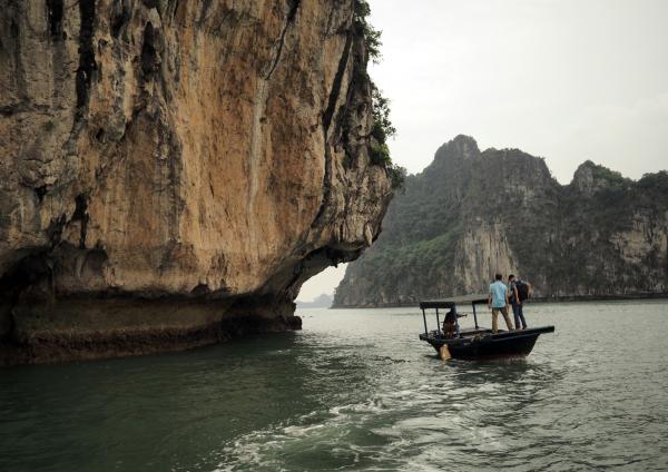 Bild 1 von 11: Die Halong-Bucht, die verzauberte Inselwelt Vietnams ist berühmt für ihre spektakulären Karstfelsen, pittoresken Inseln und paradiesischen Buchten.