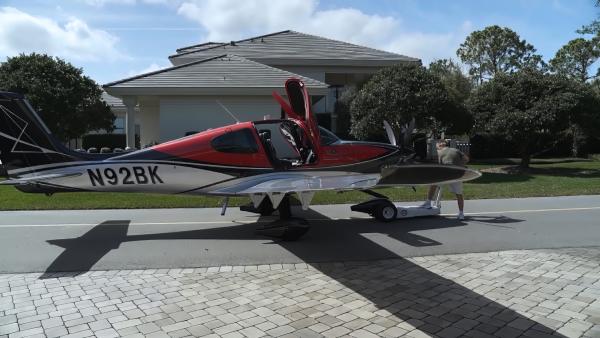 Bild 1 von 8: Die Spruce Creek Fly-In Community, wenige Kilometer südlich von Daytona Beach, verbindet luxuriöses Wohnen mit einer eigenen Landebahn: Hier können Bewohner direkt von ihrem Zuhause aus starten und landen.