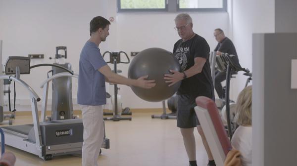 Bild 1 von 1: Bewegungsbad, Lymphdrainage, Physiotherapie - helfen solche Maßnahmen, um nach einem Unfall, Burnout oder Schlaganfall wieder auf die Füße zu kommen?