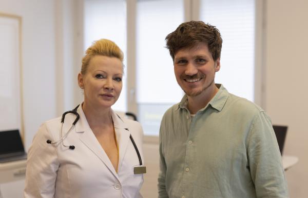 Bild 1 von 5: Dr. Anna Erat (Medizinische Leitung, Longevity Center Zürich, links) und Frank Seibert (rechts) im Longevity Center Zürich.