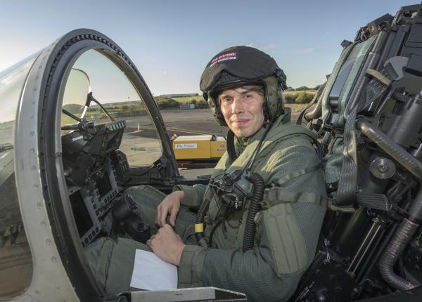 Bild 1 von 4: Presenter Brian Cox in einem Eurofighter Typhoon.