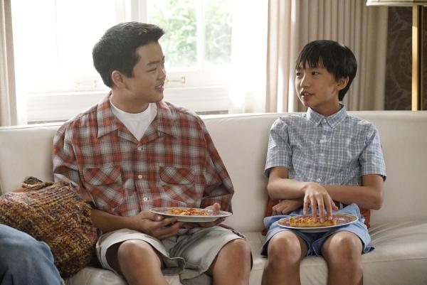 Bild 1 von 11: Eddie Huang (Hudson Yang, l.); Evan Huang (Ian Chen, r.)