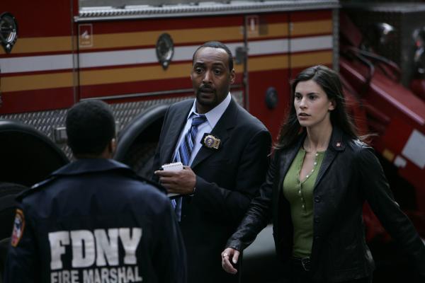 Bild 1 von 8: (l-r) Jesse L. Martin as Detective Ed Green, Milena Govich as Detective Nina Cassady --NBC