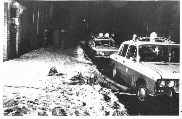 Bild 1 von 4: Ein Polizist wurde auf offener Straße erschossen, das Tatmotiv ist zunächst unklar. Ein Angriff auf den Staat?