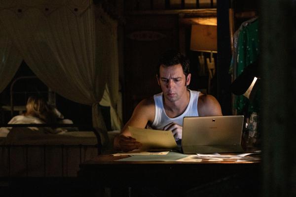 Bild 1 von 3: Detective Neville Parker (Ralf Little) recherchiert nachts zu einer Person, die im Zusammenhang mit dem Mordfall stehen könnte und macht dabei eine interessante Entdeckung.