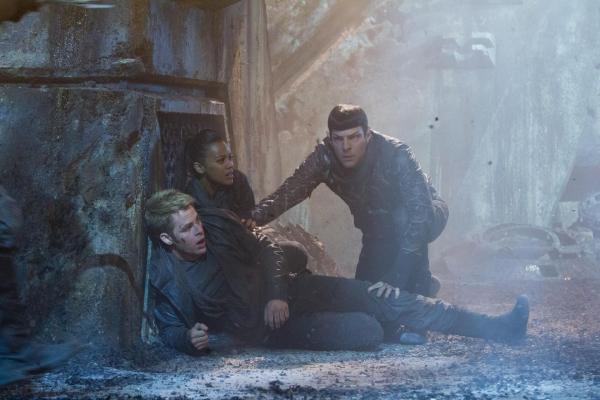 Bild 1 von 18: Im Visier des Bösen: (v.l.n.r.) Kirk (Chris Pine), Uhura (Zoe Saldana) und Spock (Zachary Quinto) ...