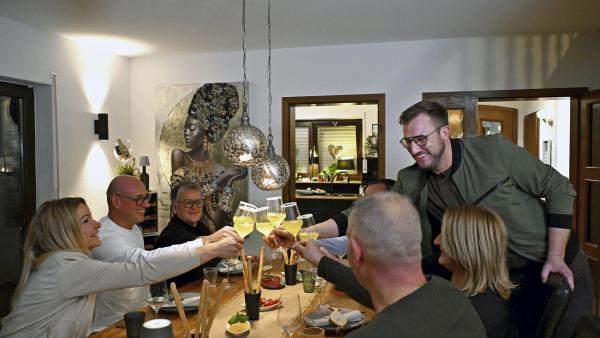 Bild 1 von 2: Sören Anders (re.) stößt mit der ganzen Familie Blonski-Nett auf ein gelungenes Essen an.