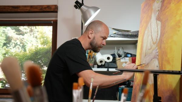 Bild 1 von 2: Tim Ernst in seinem Atelier, während er die Kopie des Werkes \