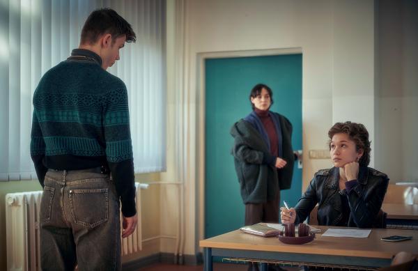 Bild 1 von 12: Gabi Kleinschmidt (Maja Schöne) holt Gordon Kleinschmidt (Valentin Oppermann) aus dem Unterricht, was von Jasmin (Mathilda Smidt) beobachtet wird.