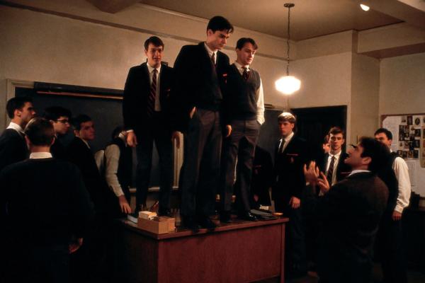 Bild 1 von 9: Mit unkonventionellen Unterrichtsmethoden versucht John Keating (Robin Williams, vorne, r.) seinen Schülern Selbstvertrauen zu vermitteln. Charles Dalton (Gale Hansen, oben l.), Neil Perry (Robert Sean Leonard, oben M.), und Knox Overstreet (Josh Charles, oben r.) fassen Zutrauen in den neuen Lehrer.