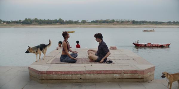 Bild 1 von 5: Kate (Olivia Lonsdale) weiht Art (Roman Derwig) in die Grundlagen der Meditation ein.