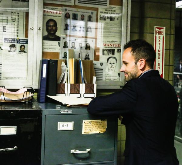 Bild 1 von 17: Als der Vorstandsvorsitzende einer Beratungsfirma vergiftet aufgefunden wird, werden Sherlock Holmes (Jonny Lee Miller) und Watson hinzugerufen, um den Mörder zu suchen ...