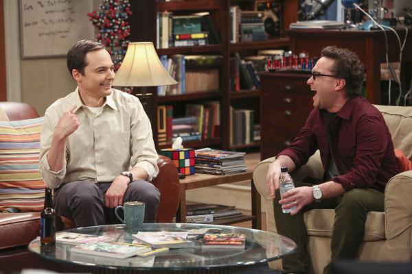 Bild 1 von 7: Während sich Sheldon (Jim Parsons, l.) und Leonard (Johnny Galecki, r.) auf den Weg nach Las Vegas machen, suchen Penny, Bernadette mit Amy nach dem perfekten Hochzeitskleid ...