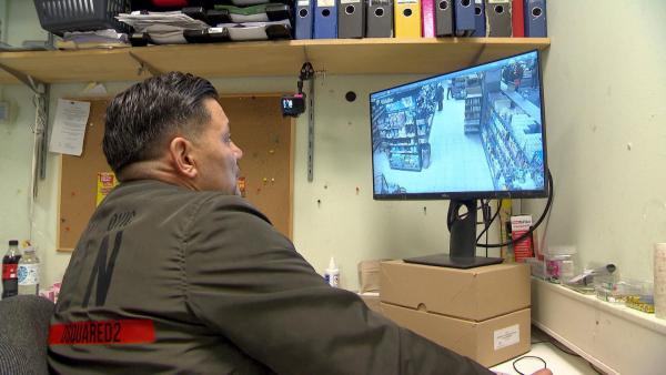 Bild 1 von 9: Im Bild: Ladendetektiv Richie beobachtet mit Hilfe der Überwachungskameras, was im Markt passiert.