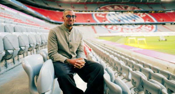 Bild 1 von 17: Jér´me Boateng im Interview bei den Dreharbeiten der Doku-Serie \