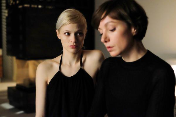 Bild 1 von 32: Im Bild: Mavie Hörbiger (Eva Faller), Julia Koschitz (Clara Rink).