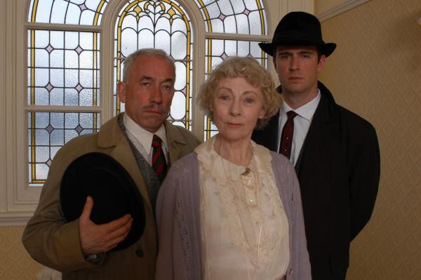 Bild 1 von 10: (v.l.n.r.) Colonel Melchett (Simon Callow); Miss Marple (Geraldine McEwan); Superintendent Harper (Jack Davenport)