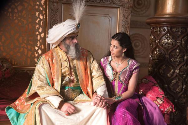 Bild 1 von 19: Sultan (Navid Negahban, l.); Prinzessin Jasmin (Naomi Scott, r.)