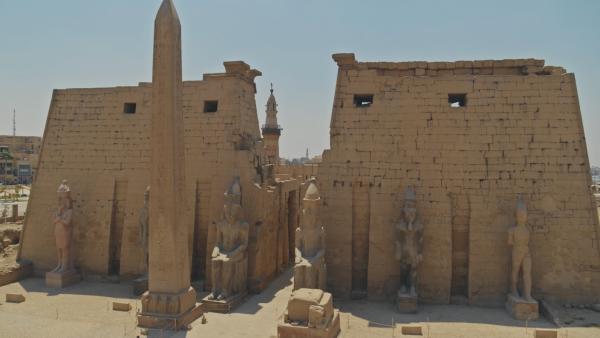 Bild 1 von 8: Amepophis III. beginnt vermutlich im zweiten Jahrzehnt seiner Herrschaft mit der Umgestaltung des Tempels von Luxor. Das Heiligtum gehört zu den bedeutendsten Bauten des Pharaos.