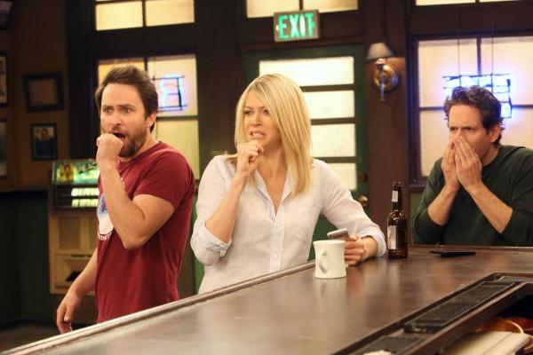 Bild 1 von 8: (v.l.n.r.) Charlie Kelly (Charlie Day); Dee Reynolds (Kaitlin Olson); Dennis Reynolds (Glenn Howerton)