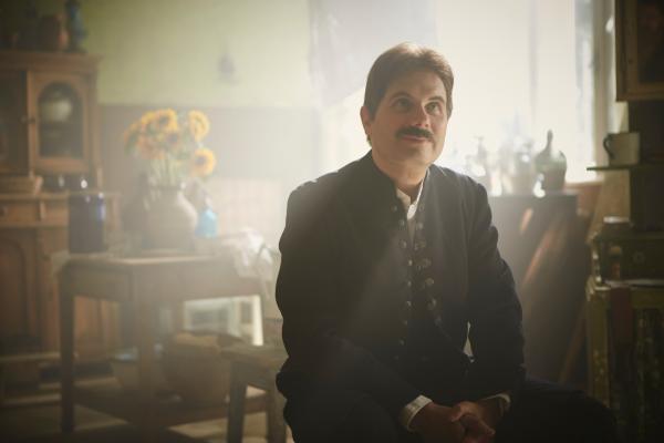 Bild 1 von 5: Paul Gauguin (Carsten Strauch) war nachweislich nicht unbeteiligt an dem Verlust von van Goghs Ohr.