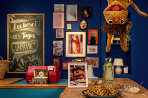 Bild 1 von 2: Moppi versucht sich vor Maya zu verstecken.