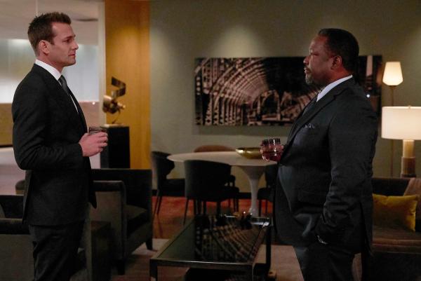 Bild 1 von 2: Das Verhältnis zwischen Harvey (Gabriel Macht) und Robert (Wendell Pierce) ist weiterhin angespannt und von Konkurrenz geprägt: Doch beide wollen das Beste für die neu fusionierte Kanzlei.