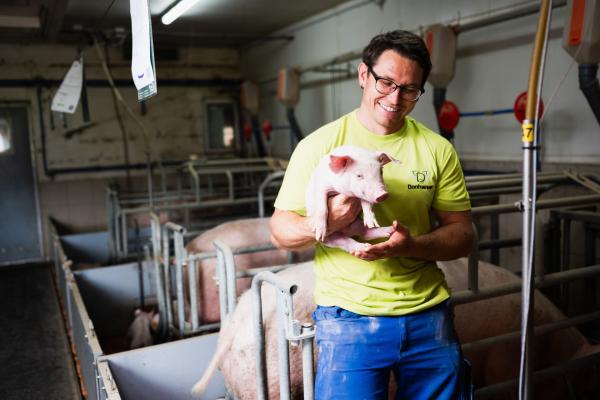 Bild 1 von 5: Schweinezüchter Simon Donhauser möchte seinen Hof noch erweitern.