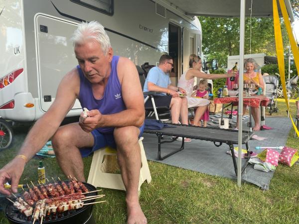 Bild 1 von 8: Gemeinschaftliches Grillen und kühle Getränke gehören für die Gäste zum Campingvergnügen.