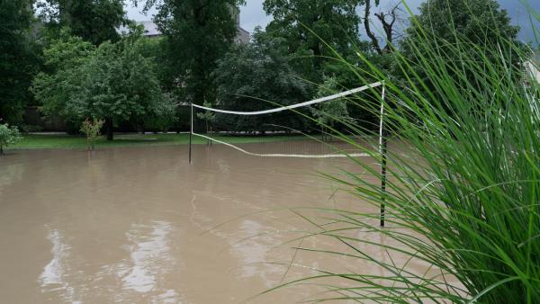 Bild 1 von 4: In vielen Teilen Bayerns gab es Anfang Juni 2024 schwere Hochwasser. Unwetter und Starkregen lassen die Flüsse rasend schnell anschwellen. Verstärkt wird das Problem, weil Flüsse meist begradigt, verbaut und kanalisiert sind.