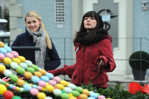 Bild 1 von 12: Nina und Yvi schmücken hingebungsvoll den Dorfbrunnen. Von links: Yvonne Preissinger (Alexa Eilers) und Nina Kreutzer (Andrea Schmitt).