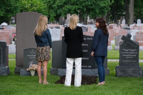 Bild 1 von 10: (v.l.n.r.) Marla Mitchell (Kate Corbett); Cheryl Volberg (Kelly Rutherford); Alison Whitford (Erin Karpluk)