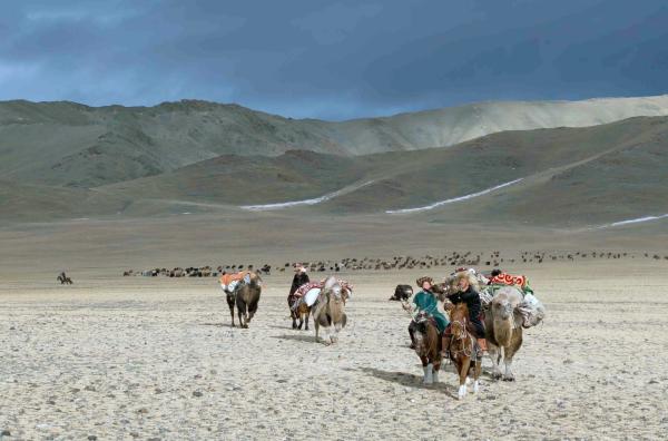 Bild 1 von 4: Adlerjagd als Teil jahrhundertealter Tradition: kasachische Nomaden am Fuße des Altai