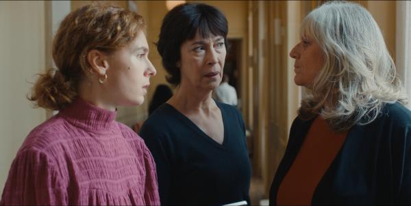 Bild 1 von 3: Neben Dianes (Anne Alvaro, M.) und Nadias (Brigitte Sy, r.) Verhandlungen über die Rechtelage einer der Aufführungen, droht der Diebstahl einer Champagnerkiste zum nächsten Eklat zu werden. Tiphaine (Sarah Le Picard, l.) und der Leitung geht es jetzt nur um eins: Schadensbegrenzung.