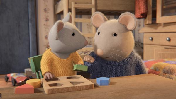 Bild 1 von 3: Sam (r.) hilft seinem kleinen Bruder Ben (l.) bei einem Legespiel. Dabei kommt ihm eine gute Idee für Julia.