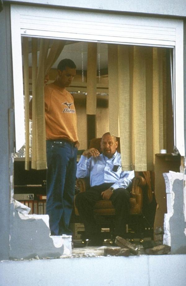 Bild 1 von 14: Sitzen im selben Zug: der halbseidene Geschäftsmann Kampmann (Diether Krebs, r.) und sein Sohn Mark (Christian Kahrmann, l.) ...