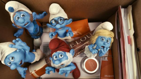 Bild 1 von 2: (L to R) Grouchy, Gutsy, Brainy, Papa and Smurfette Smurf in Columbia Pictures' THE SMURFS.