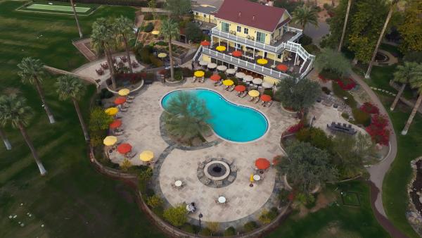 Bild 1 von 4: Die Erdwärme in dem Wüstenresort in Arizona wird umfangreich genutzt: Das Quellwasser beheizt das Schwimmbecken und die privaten Bäder.