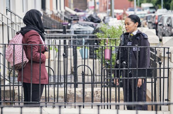 Bild 1 von 3: Tage vor dem tödlichen Sturz: Polizeischülerin Lizzie Adama (Tahirah Sharif, re.) spricht mit der 15-jährigen Libyerin Farah Mehenni (Lola Elsokari, li.).