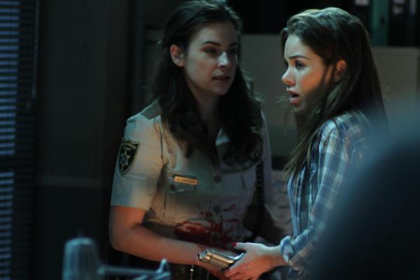 Bild 1 von 10: Gemeinsam wollen Sheriff Angela Carter (Camilla Arfwedson, l.) und Studentin Lita (Roxanne McKee, r.) den Kampf mit den Kannibalen aufnehmen. Nicht ahnend, was noch auf sie zukommen wird ...