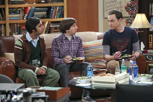 Bild 1 von 13: Howard (Simon Helberg, l.) und Raj (Kunal Nayyar, M.) sind gehörig genervt von Sheldon (Jim Parsons, r.), der sie, als er erkältet war, sehr schlecht behandelt hat ...