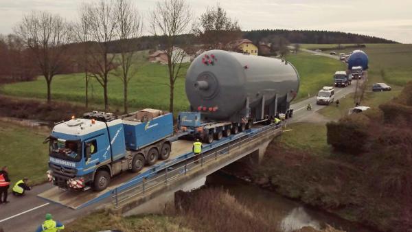 Bild 1 von 3: Kleine Ortschaften und schmale Landstraßen werden bei einer Transportbreite von sieben Metern zum Nadelöhr.